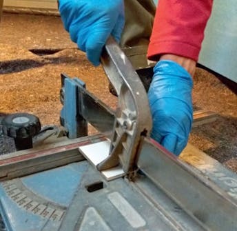 Fliserne skæres til med en fliseskærer. Fliserne skæres til med en fliseskærer.